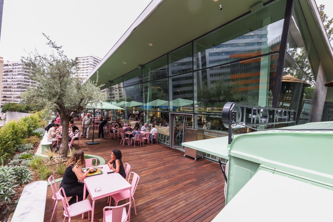 Asiático, pizzas, sandes de pastrimi, italiano, brunch ou cocktails? Fomos conhecer o Recreio, o novo food hall em Miraflores