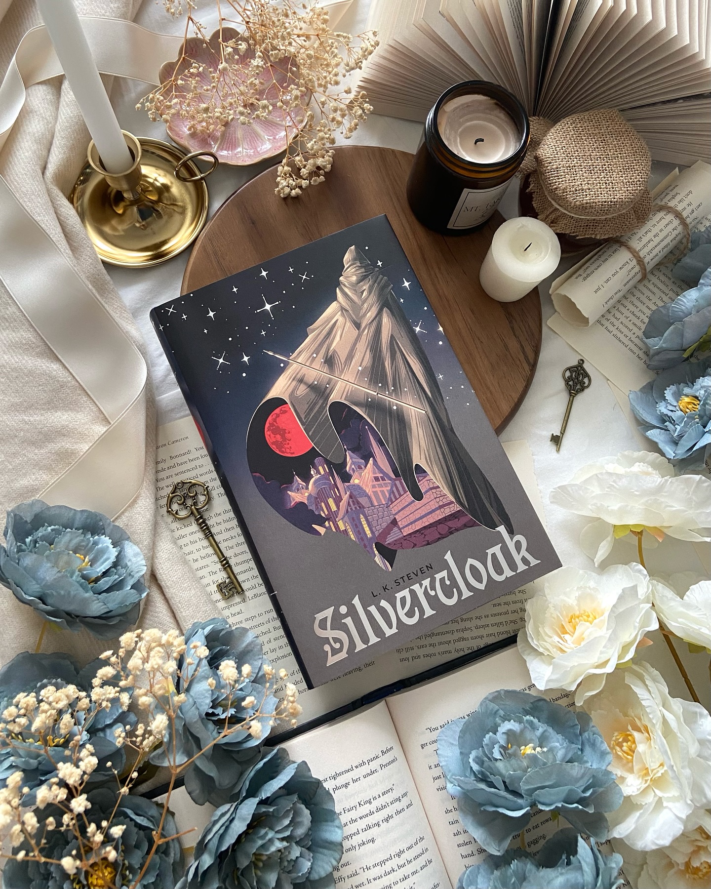 “Silvercloak”. Este é o novo livro de fantasia que junta vingança, magia e um romance proibido que não vai querer largar