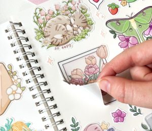 Os livros de stickers são o novo vício do TikTok e já chegaram a Portugal. Saiba onde pode encontrá-los