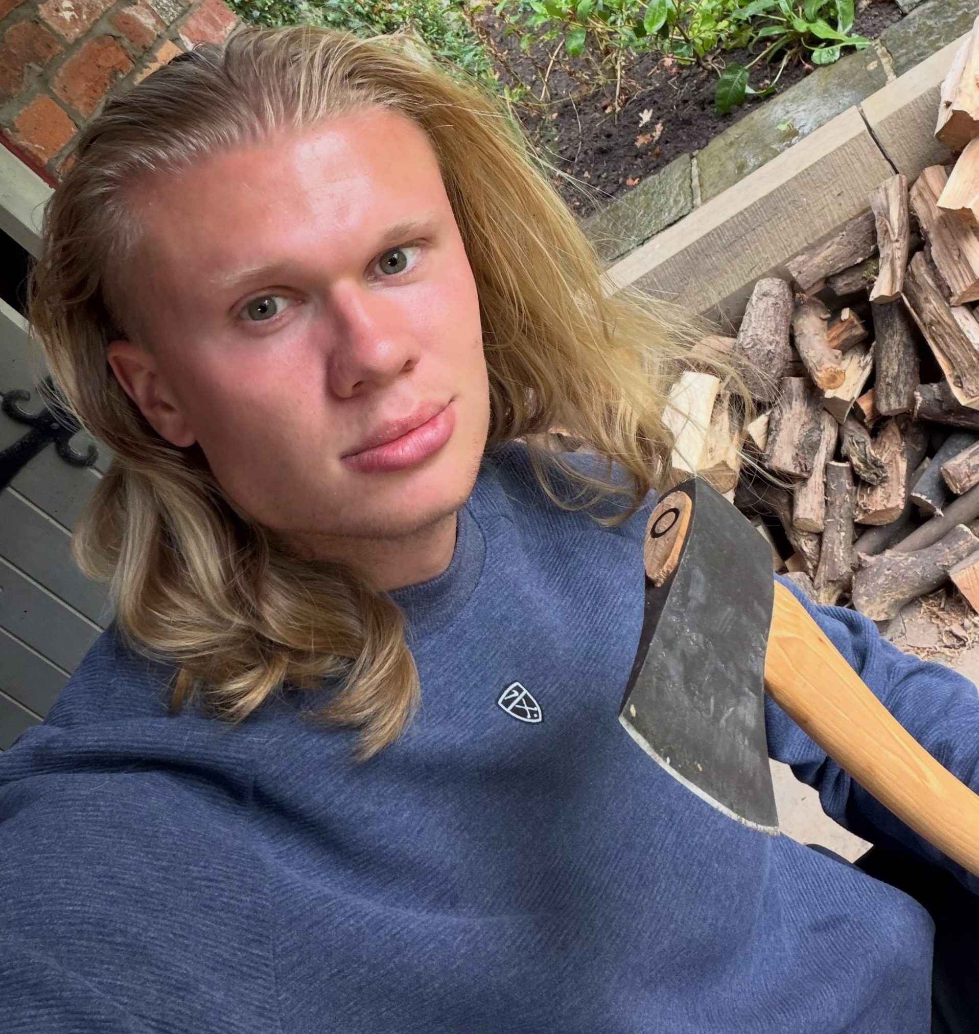 Adeus, longos cabelos loiros. Erling Haaland rapa o cabelo e mostra novo penteado para a nova época. Veja como ficou