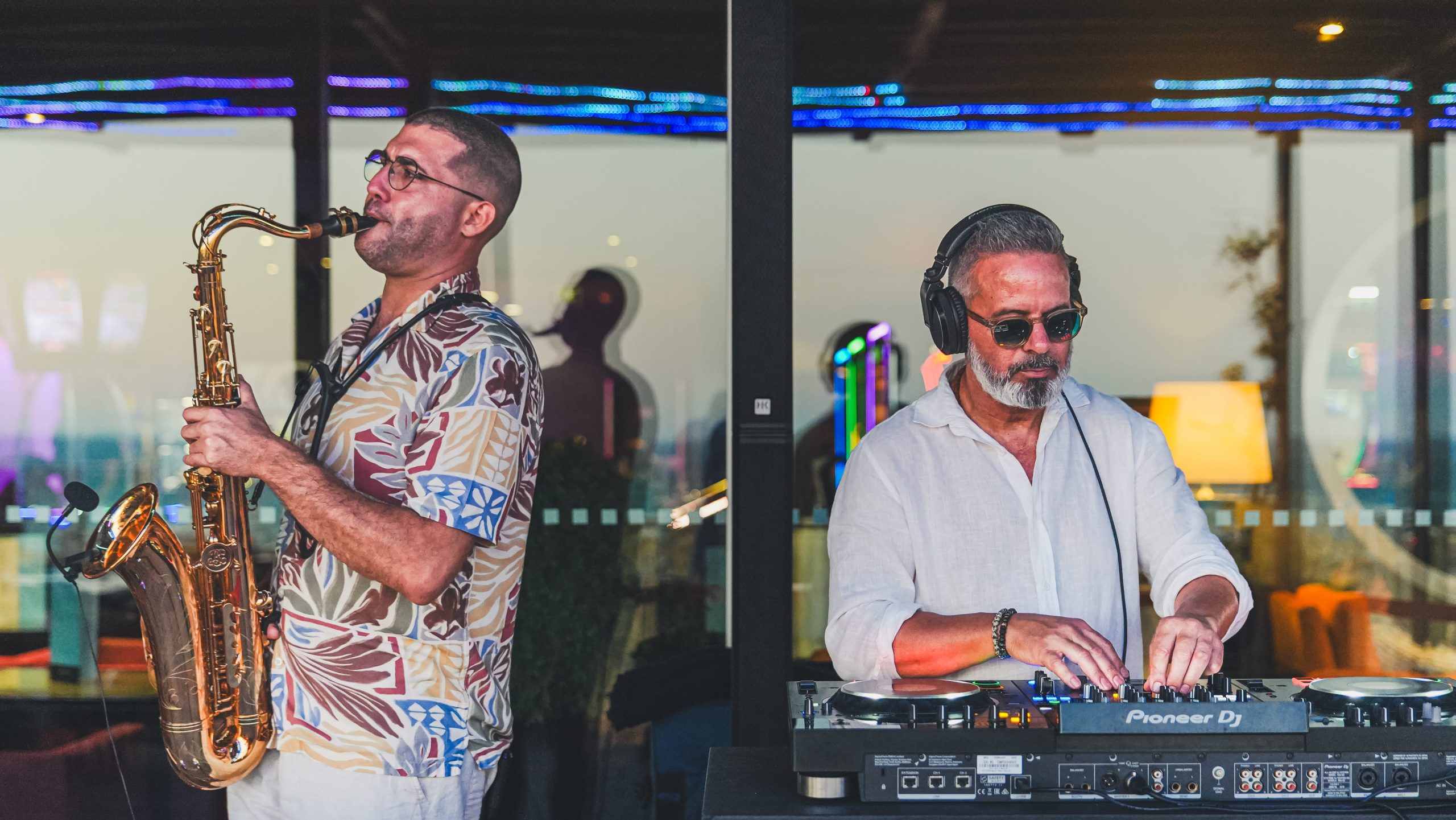 Há sunsets gratuitos, tributos aos ABBA e muita música para animar o verão no Algarve. Saiba onde