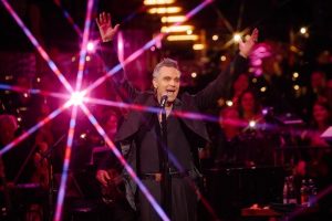 Cantor Robbie Williams revela que foi diagnosticado com autismo. “Adoro, porque explica muita coisa”