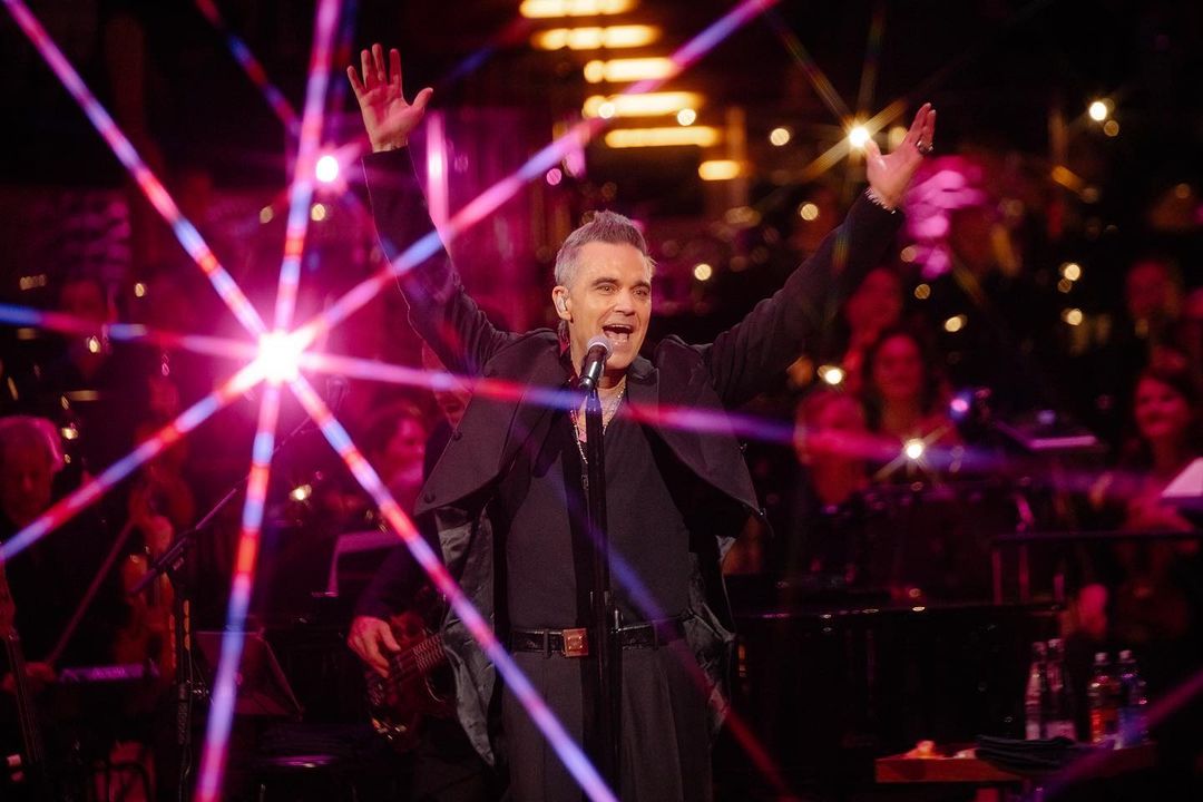 Cantor Robbie Williams revela que foi diagnosticado com autismo. “Adoro, porque explica muita coisa”