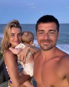 Kelly Bailey e Lourenço Ortigão já foram pais. Saiba qual é o nome da criança (e veja a primeira foto)