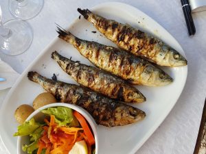 Dos rodízios às grelhas no carvão. 5 restaurantes no Algarve para se lambuzar com peixe assado