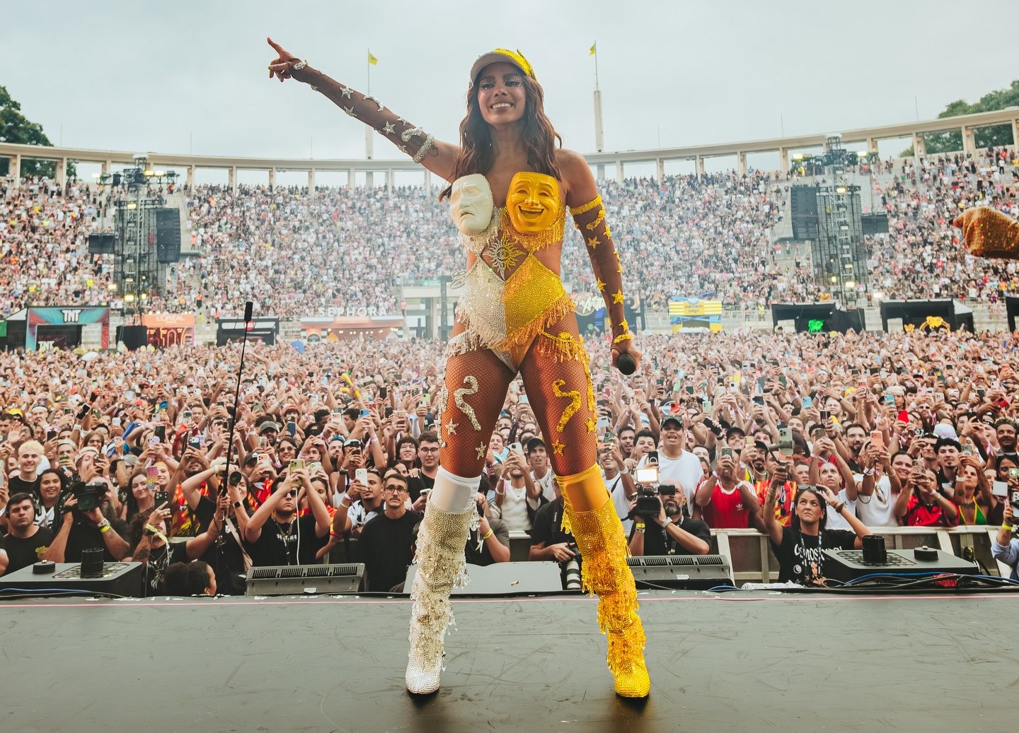 Depois de Virginia Fonseca, Anitta pode ser a nova rainha da bateria da Grande Rio no Carnaval. Veja as fotos da cantora