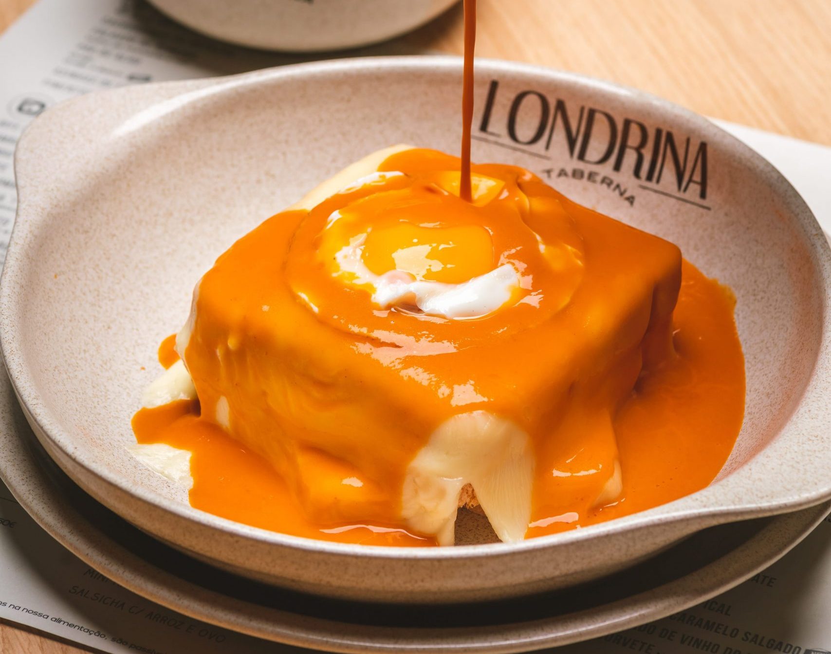A Taberna Londrina vai ter uma nova morada no Porto e pode comer as famosas francesinhas da marca por 8,90€