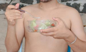 Sem ideias do que comer na praia? Eis 5 receitas de saladas leves, deliciosas e super fáceis de fazer