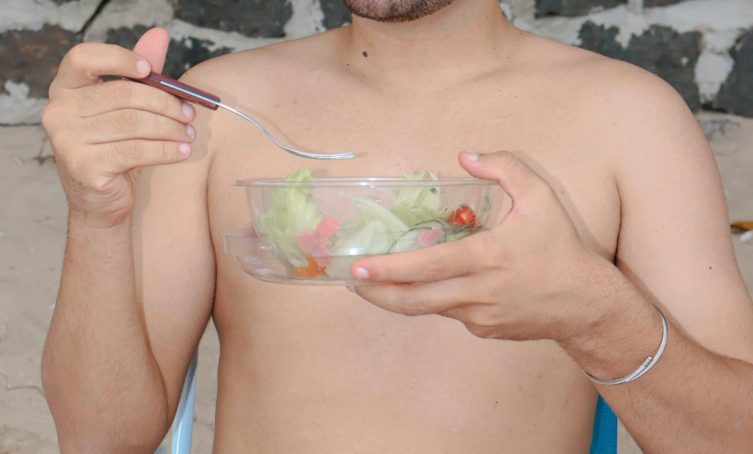 Sem ideias do que comer na praia? Eis 5 receitas de saladas leves, deliciosas e super fáceis de fazer