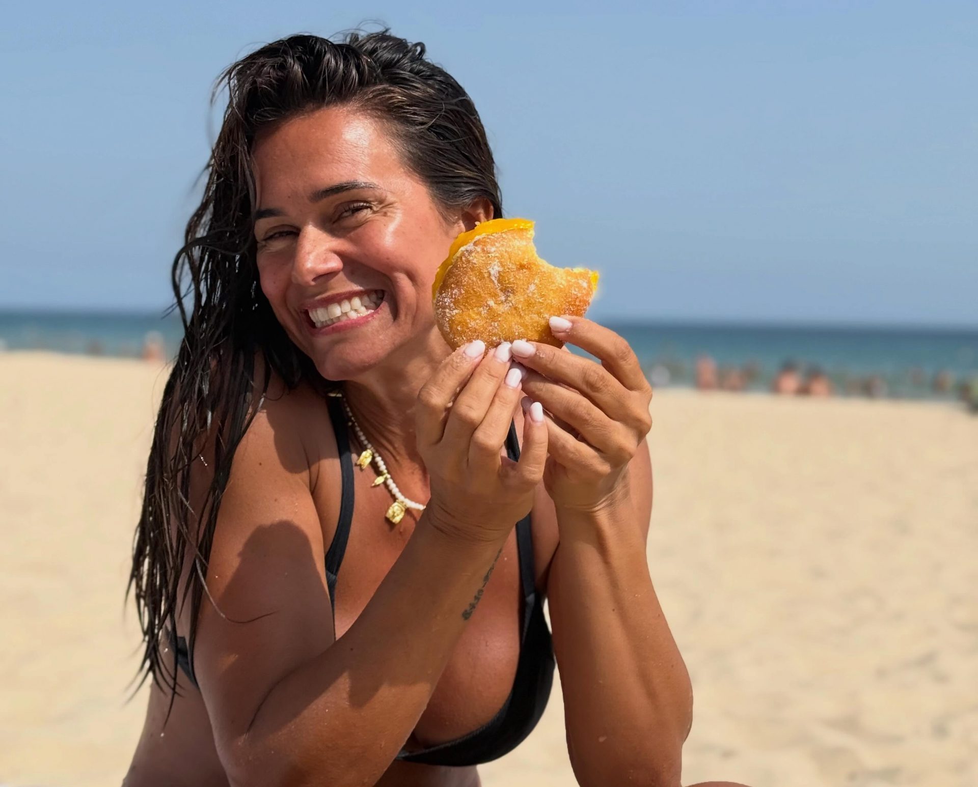 Entre mergulhos e bolas de Berlim. Veja as fotos das férias de família de Cláudia Vieira no Algarve