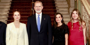 Novo rumor abala reis de Espanha. Poderá Letizia ter sido fotografada com outro homem num iate?