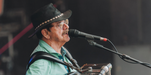 “Abram alas às cabritinhas” e a Quim Barreiros nos festivais. Cantor fez O Sol da Caparica vibrar com o seu pimba