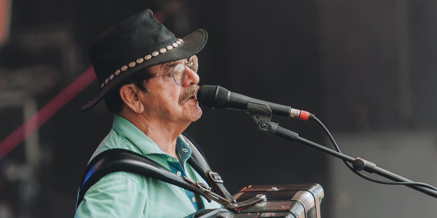 “Abram alas às cabritinhas” e a Quim Barreiros nos festivais. Cantor fez O Sol da Caparica vibrar com o seu pimba