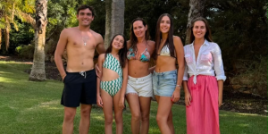 Fernanda Serrano junta os quatro filhos e vive experiência inesquecível com golfinhos. Veja as fotos incríveis