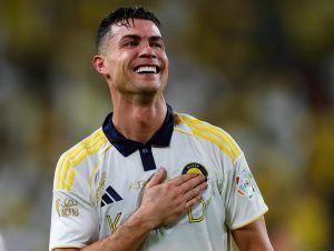 Novo visual à vista. Cristiano Ronaldo reaparece com o cabelo mais claro após o casamento. Veja as fotos