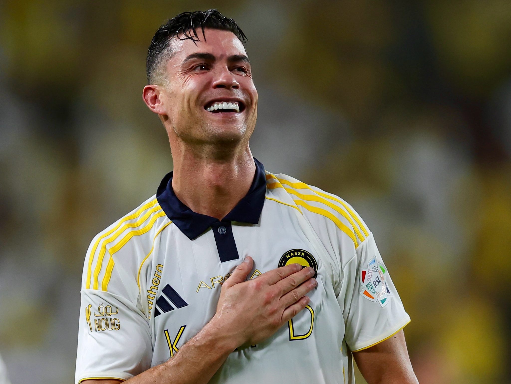 Novo visual à vista. Cristiano Ronaldo reaparece com o cabelo mais claro após o casamento. Veja as fotos