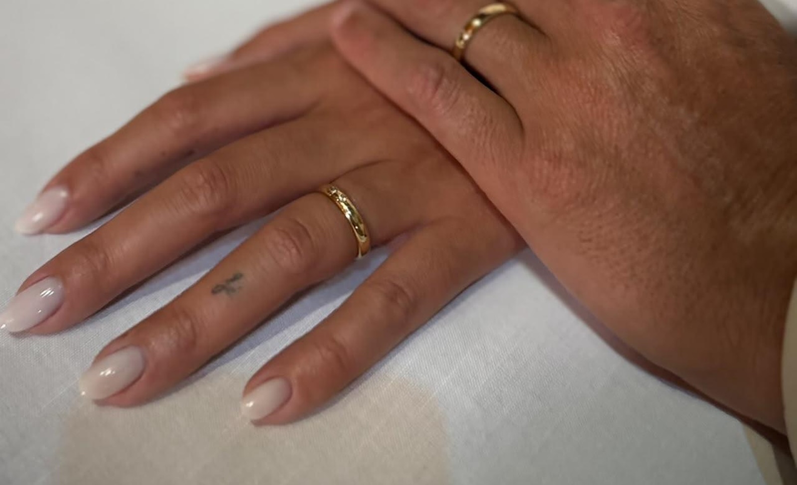 As unhas de noiva de Georgina Rodríguez confirmam uma das tendências do momento. 8 vernizes para recriar o visual
