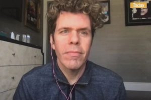 Perez Hilton hospitalizado após direto no TikTok em que parecia estar a automutilar-se