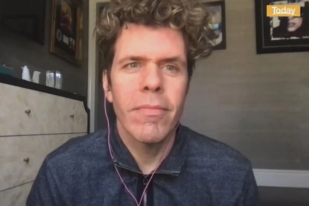 Perez Hilton hospitalizado após direto no TikTok em que parecia estar a automutilar-se