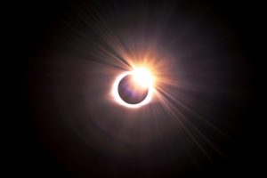 Ver o eclipse solar sem proteção pode causar lesões. Falámos com um oftalmologista para saber como evitá-las