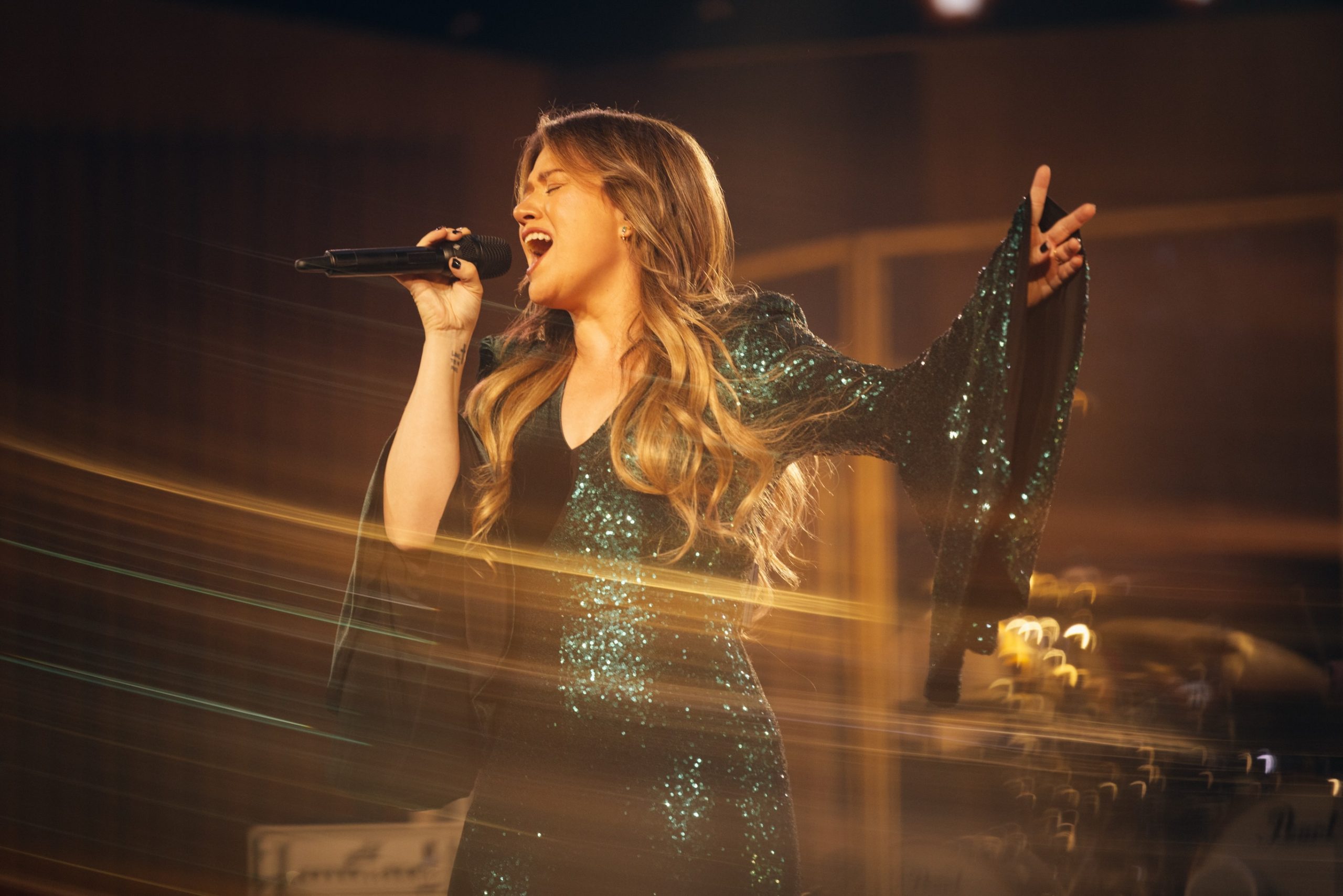 Kelly Clarkson tem momento caricato em palco. Rajada de vento levanta-lhe a blusa e cantora reage com humor