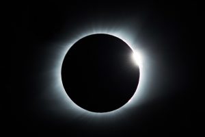 Eclipse soltar total e Lua Nova em Leão. Saiba tudo sobre o fenómeno que promete marcar um novo ciclo