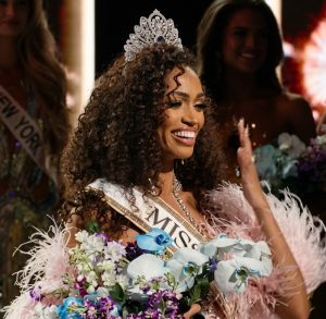 Nova Miss USA 2026 fez história e torna-se a primeira mãe a vencer o concurso aos 31 anos. Veja as fotos da vencedora