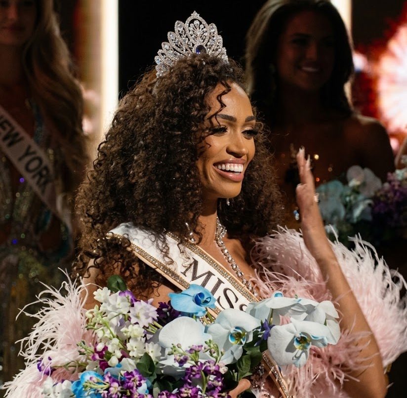 Nova Miss USA 2026 fez história e torna-se a primeira mãe a vencer o concurso aos 31 anos. Veja as fotos da vencedora