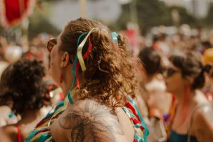 Um penteado que dure do primeiro ao último concerto num festival? Especialista dá 4 dicas de ouro