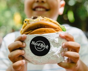 Até ao final do mês, as crianças comem à borla no Hard Rock Cafe Lisboa. Saiba como aproveitar a campanha