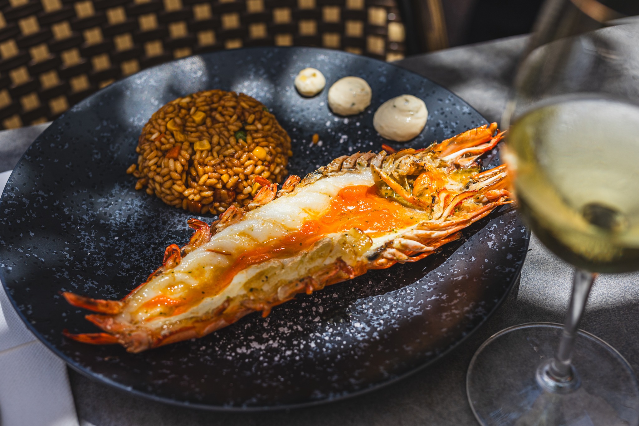 5 restaurantes no Algarve para comer um bom marisco durante as férias (e até há pastel de natal de camarão)