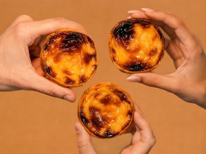 Os sinos já tocam em Sintra. A Manteigaria tem mais uma loja com pastéis de nata quentinhos e gulosos