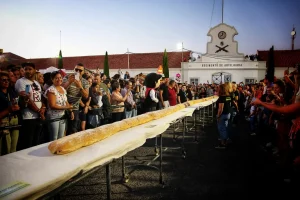 Vai poder provar a maior bifana do mundo, com 20 metros e muito queijo (e ainda há concerto à borla de Bárbara Tinoco)