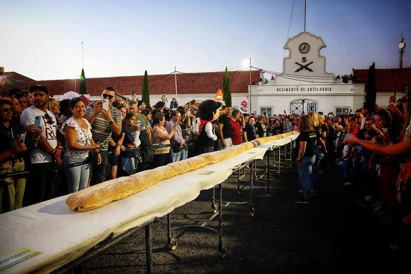 Vai poder provar a maior bifana do mundo, com 20 metros e muito queijo (e ainda há concerto à borla de Bárbara Tinoco)