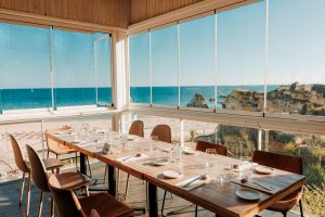 5 restaurantes à beira-mar no Algarve para comer com os pés (quase) na areia durante as férias