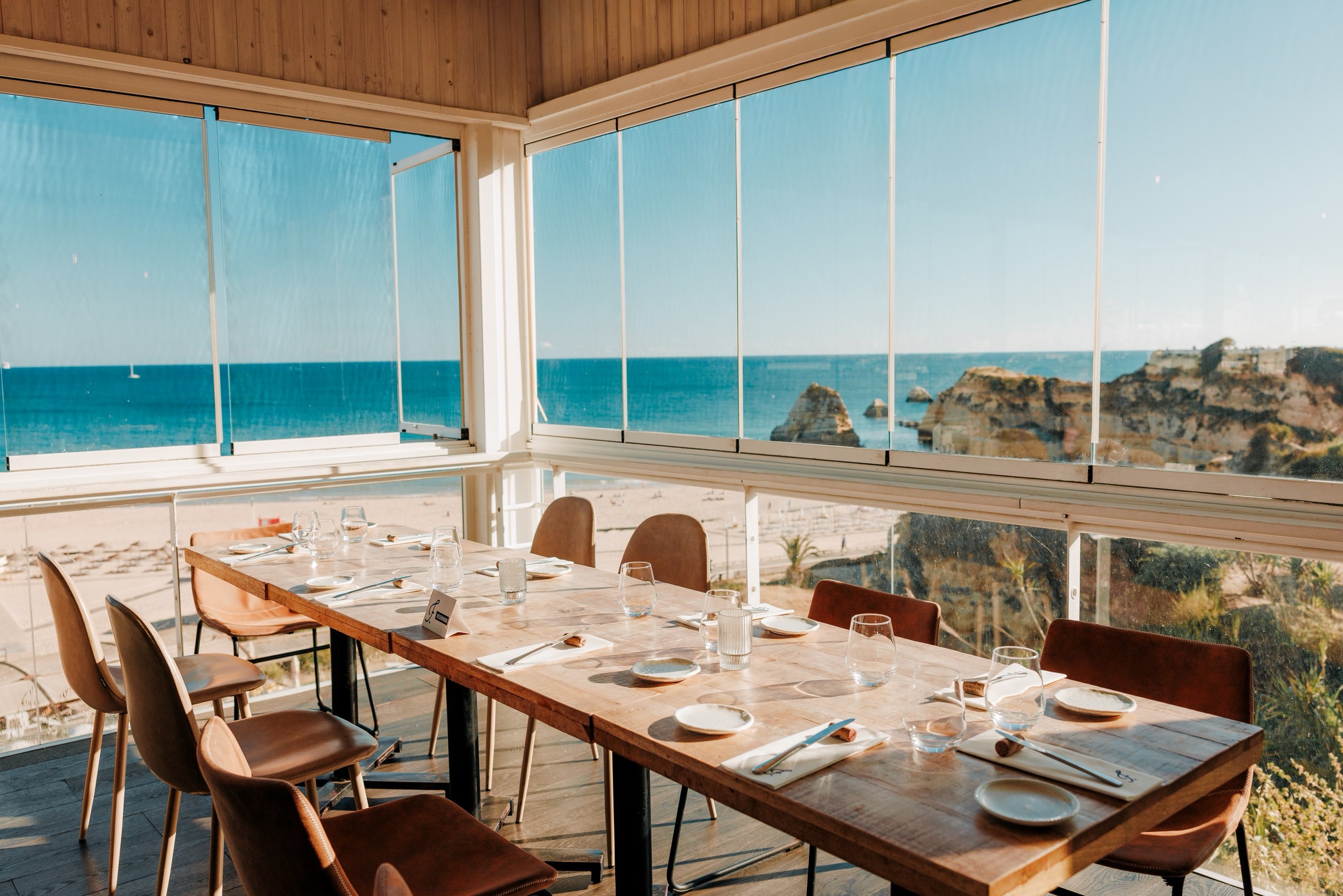 5 restaurantes à beira-mar no Algarve para comer com os pés (quase) na areia durante as férias