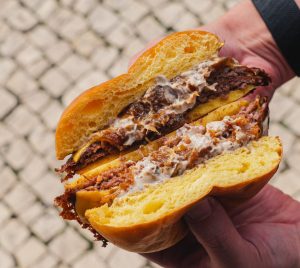 Street. Os smash burgers mais virais do País têm uma nova loja. Saiba onde fica (e quanto custam estas delícias)