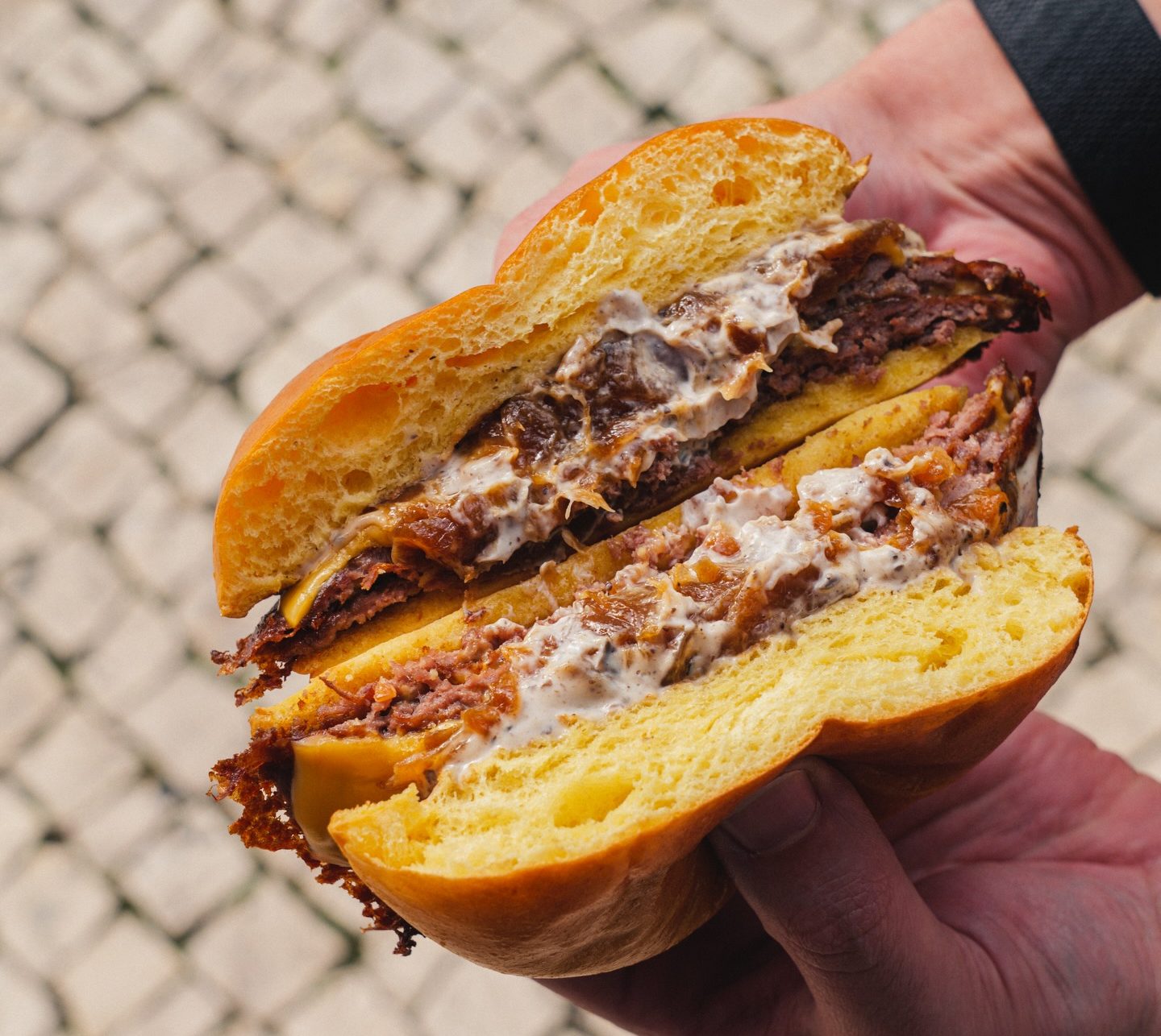 Street. Os smash burgers mais virais do País têm uma nova loja. Saiba onde fica (e quanto custam estas delícias)