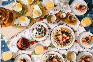Sabia que pode comer um pequeno-almoço de hotel de 5 estrelas por menos de 5€? Contamos-lhe como