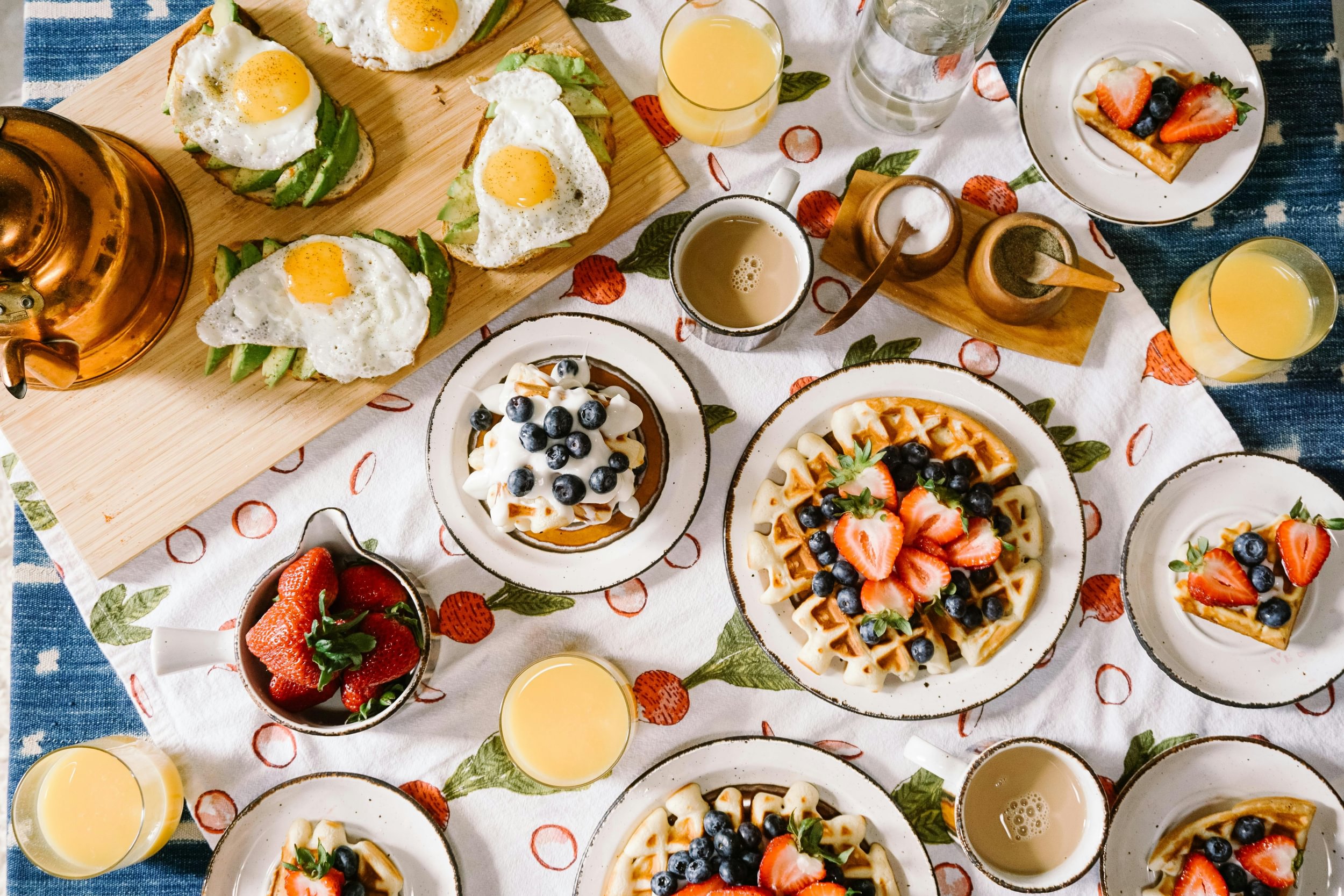 Sabia que pode comer um pequeno-almoço de hotel de 5 estrelas por menos de 5€? Contamos-lhe como