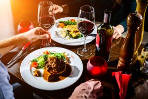 Menu de cinco momentos e zero peças de roupa. Neste restaurante, jantar nu faz parte da experiência