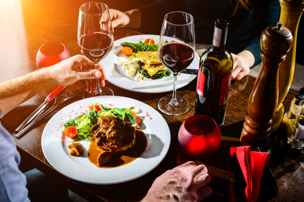 Menu de cinco momentos e zero peças de roupa. Neste restaurante, jantar nu faz parte da experiência