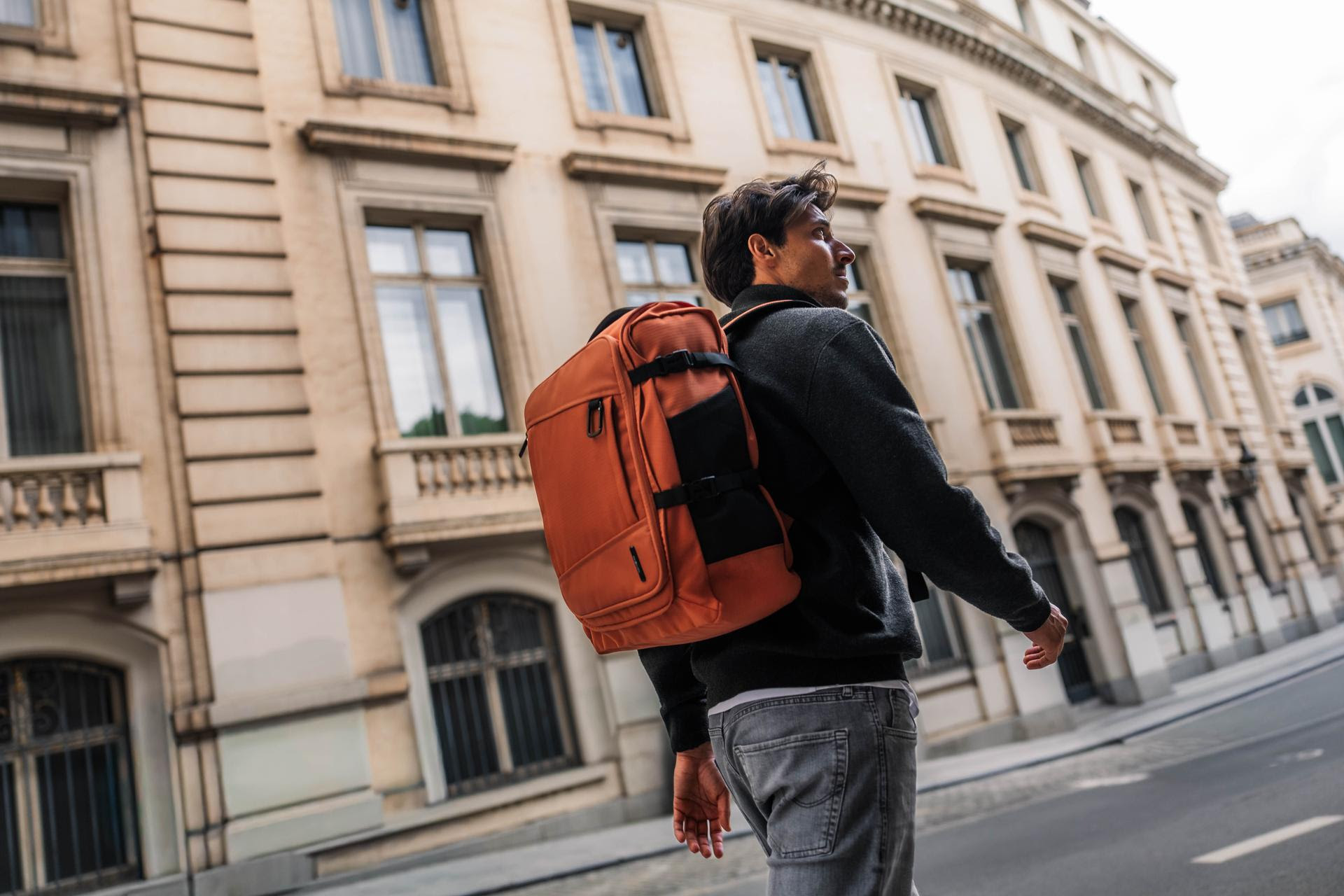 Acabou o drama da bagagem de cabine. Esta mochila adapta-se às regras de cada companhia aérea