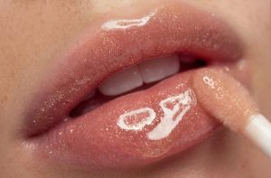 O icónico bálsamo labial da Nuxe tem uma nova versão dourada que hidrata e deixa os lábios cheios de brilhos