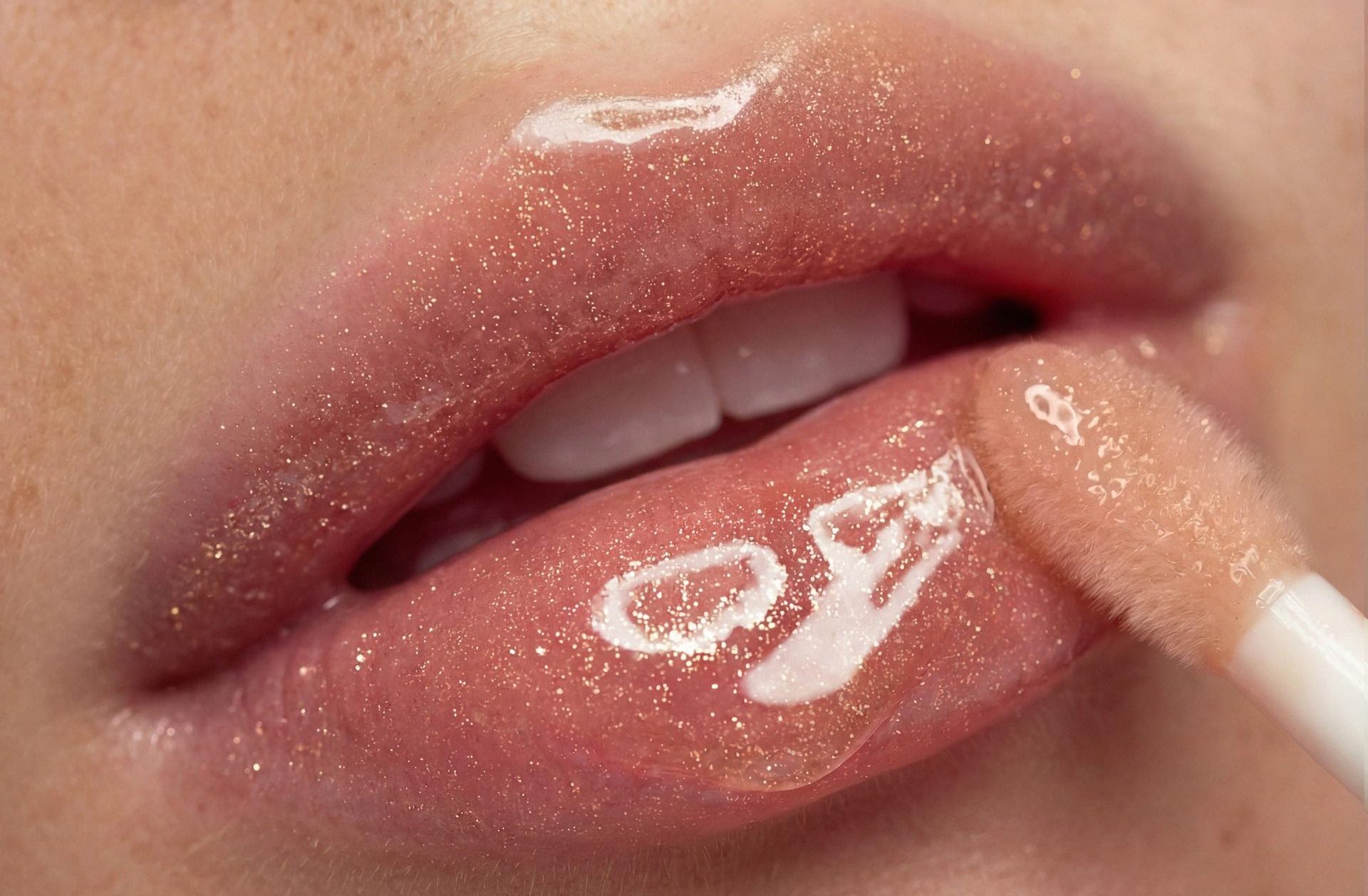 O icónico bálsamo labial da Nuxe tem uma nova versão dourada que hidrata e deixa os lábios cheios de brilhos