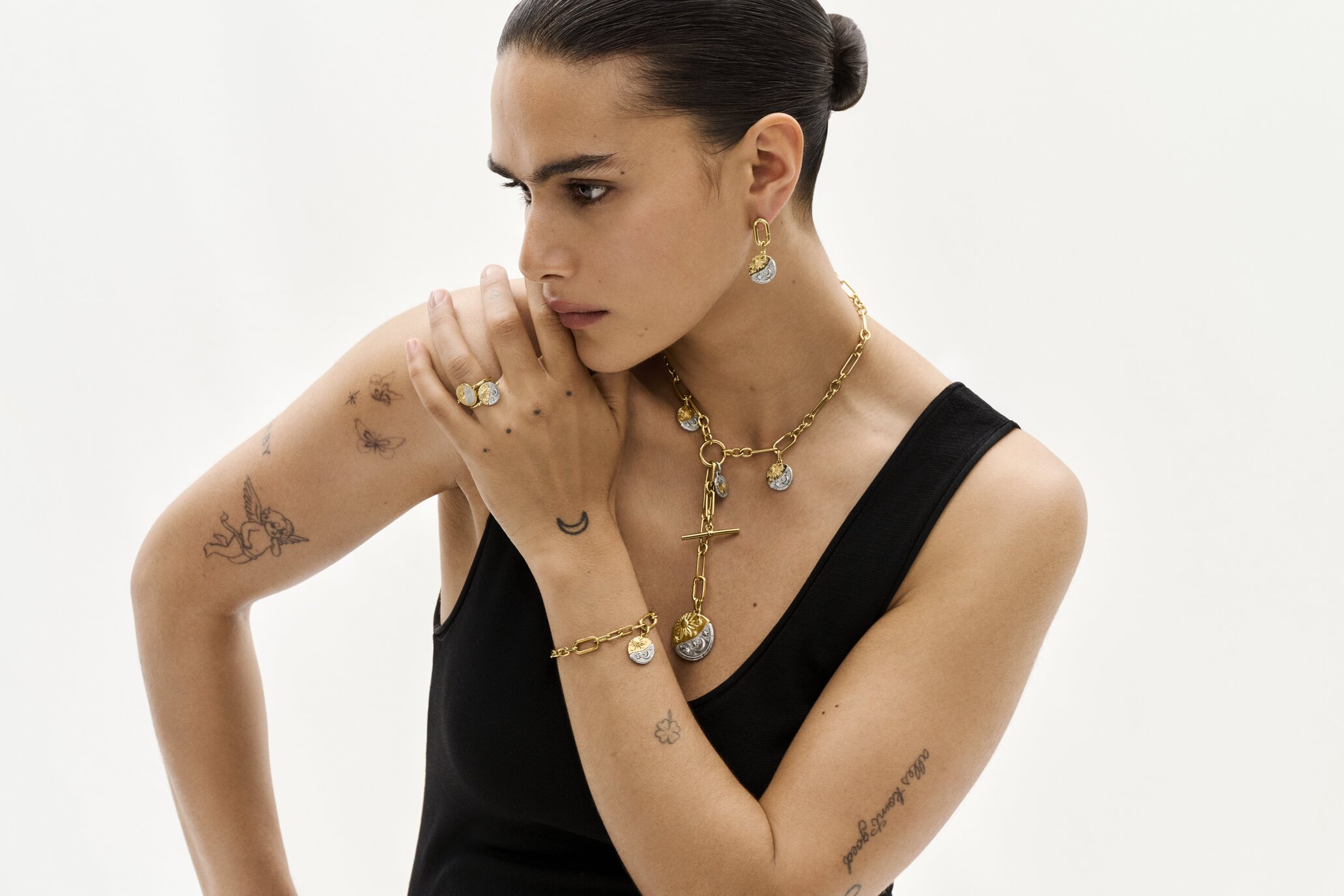 Já pode usar o seu signo ao pescoço com a nova coleção da Pandora. Medalhões da Talisman regressam em XL e até há anéis reversíveis