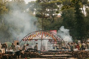 Há uma nova forma de viver o Chefs on Fire — e está no telemóvel. A app do festival mais quente do ano tem tudo o que precisa