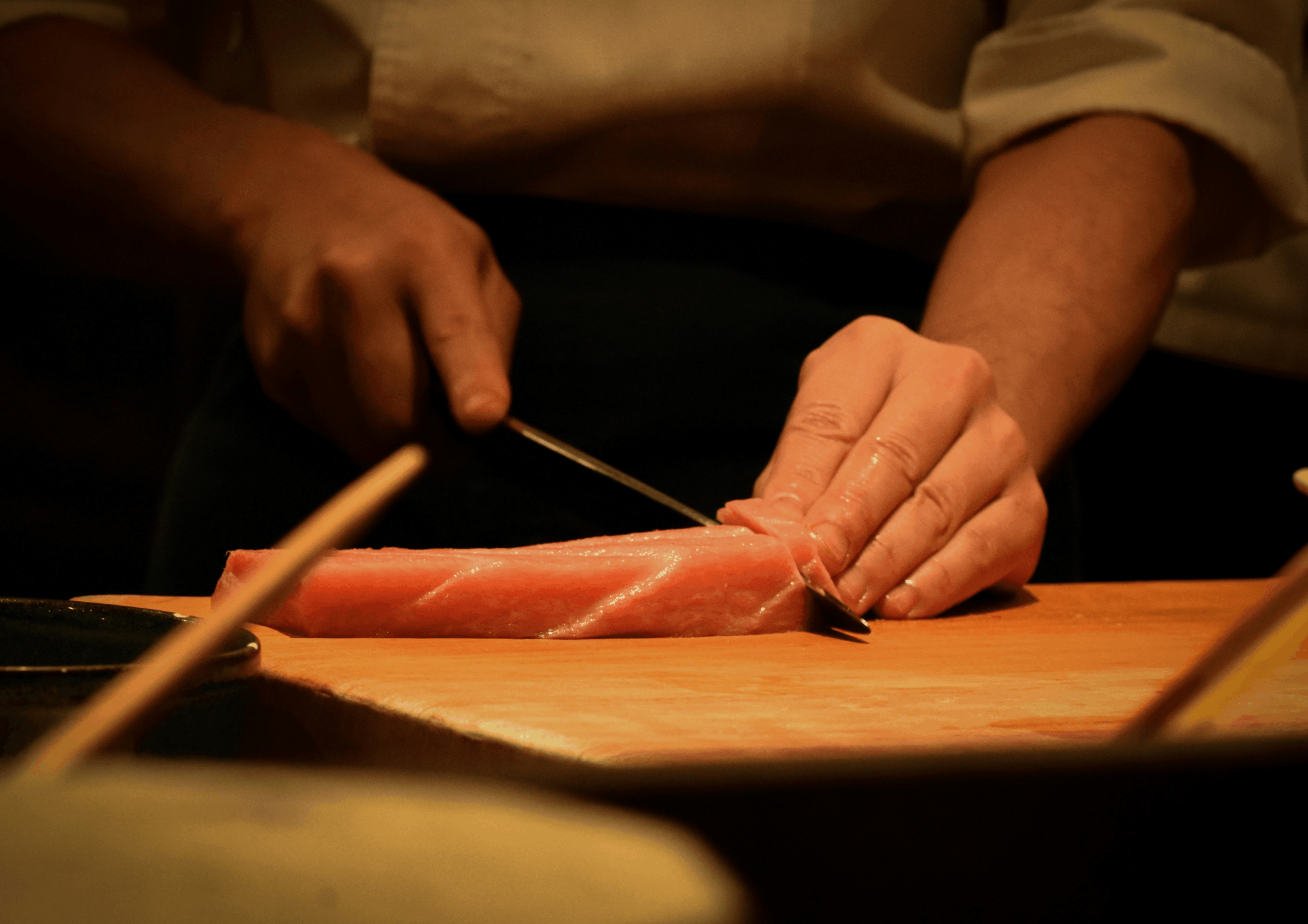 Este atum dá espetáculo antes de chegar ao prato. Não pode perder este jantar especial que une Japão, Itália e Sagres