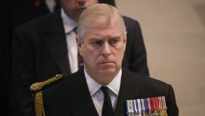 Ex-príncipe André metido em nova polémica. Antigo agente revela que filho de rainha Isabel II levava mulheres para o Palácio