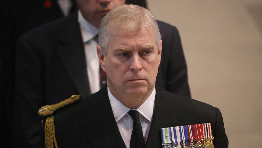 Ex-príncipe André metido em nova polémica. Antigo agente revela que filho de rainha Isabel II levava mulheres para o Palácio